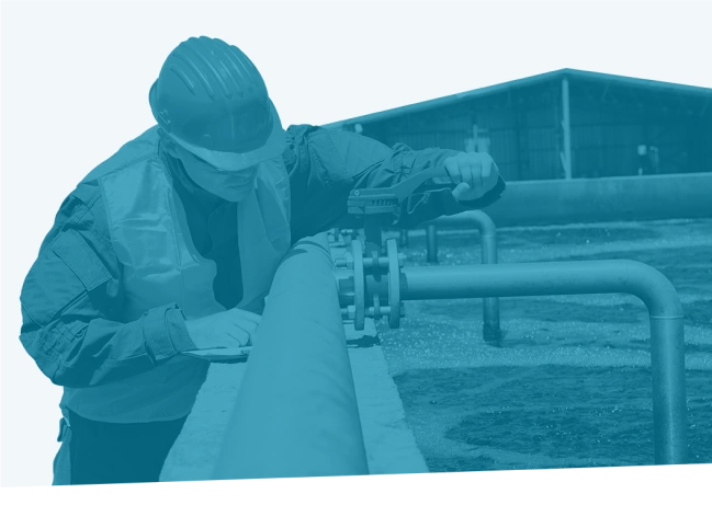 Maintenance Technician Inspecting Pipeline Valve De100 Course